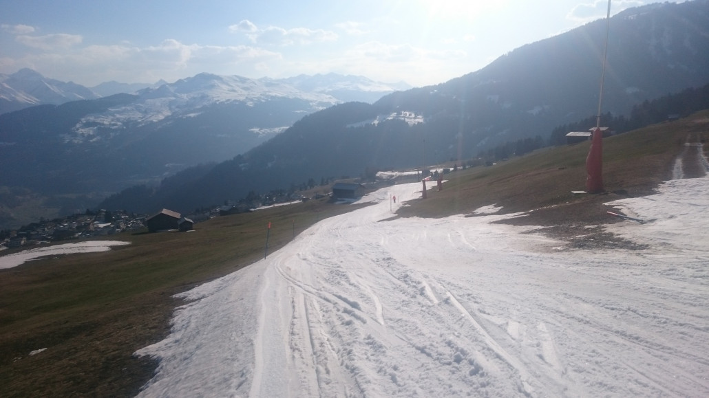 Der Schnee auf der Falerapiste wird langsam knapp.