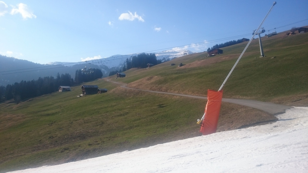 Die 84 bzw. der Falera Schlittelweg ist hier komplett schneefrei.