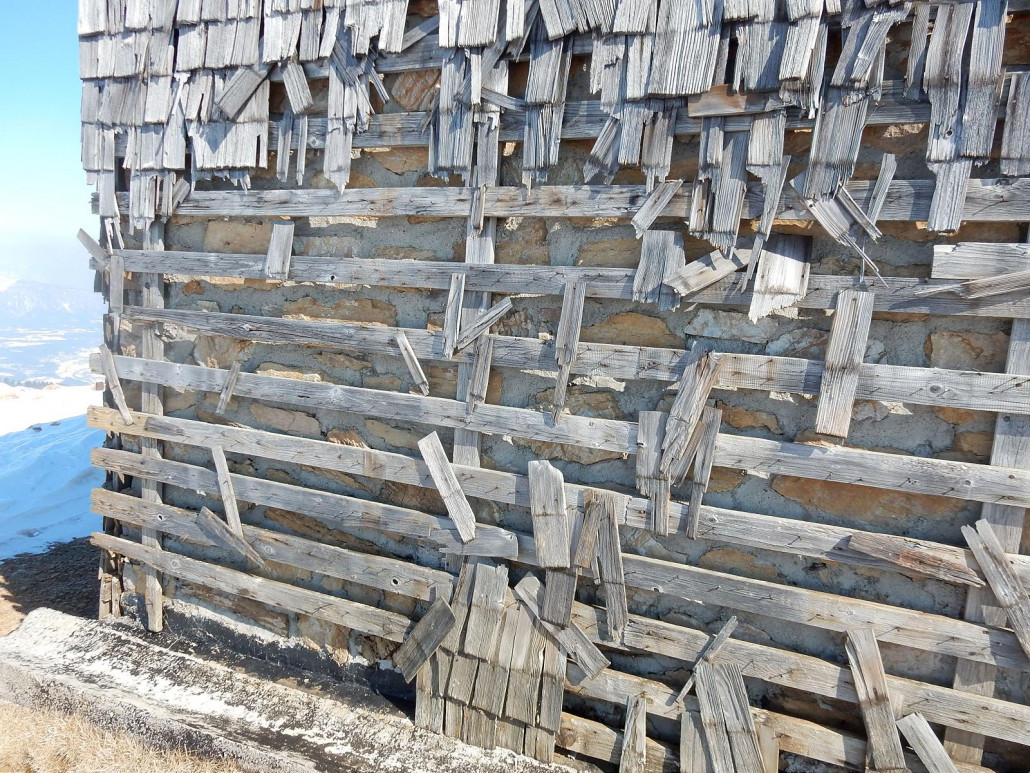 Die Verschindelung bröselt langsam... angesichts der Natursteinmauer darunter kein allzu großer Verlust