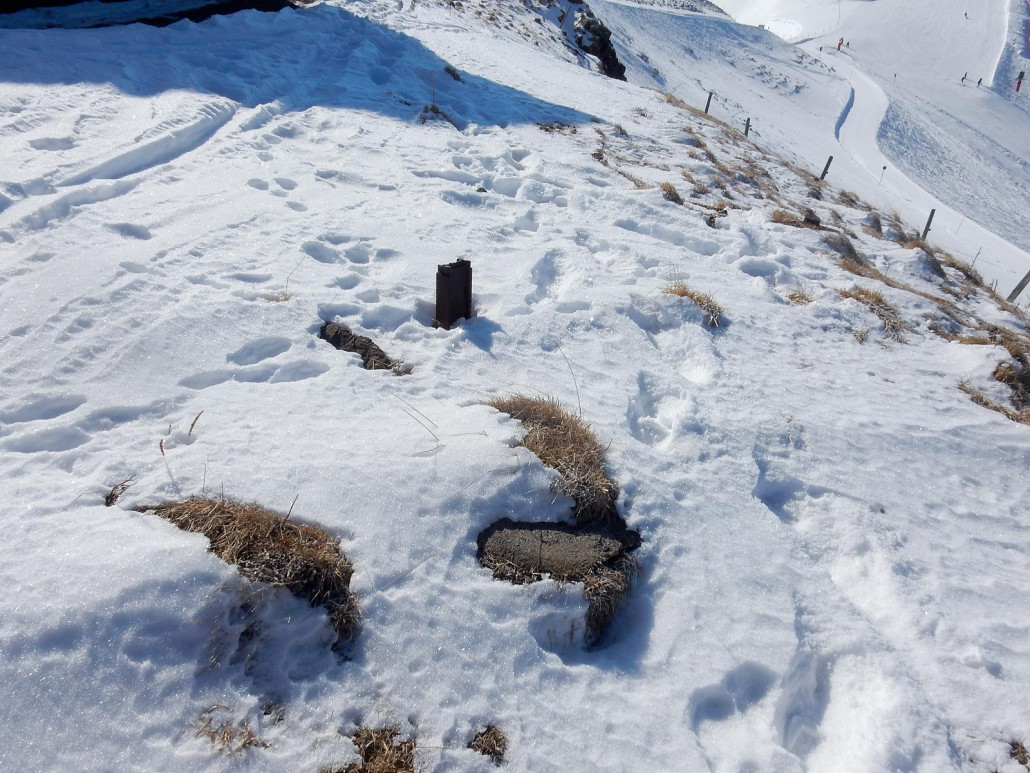 Fundamente und Stützenreste