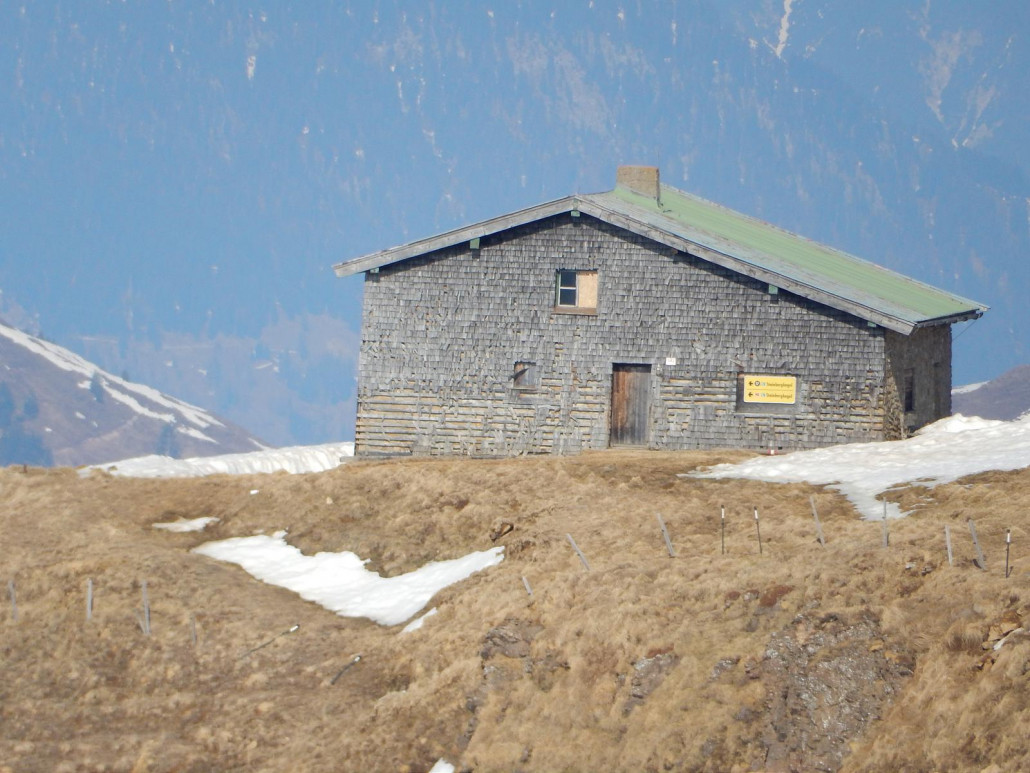 Der Schneeberg vor'm Haus ist mittlerweile kleiner... und die Fundamente sicher auch deutlicher. Bin trotzdem nicht hoch.