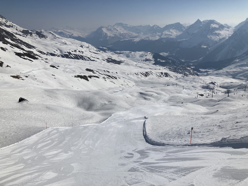 Bereits um kurz nach 9 Uhr waren wir in Arosa - so früh wie nie zuvor. So ergaben sich drei schöne Fahrten am Hörnli.  Die hier zu sehende Piste 3 hat mir heute am besten gefallen. Zu Beginn leer, super präpariert und bereits minimal aufgefirnt. Zudem ist die Piste abwechslungsreich.