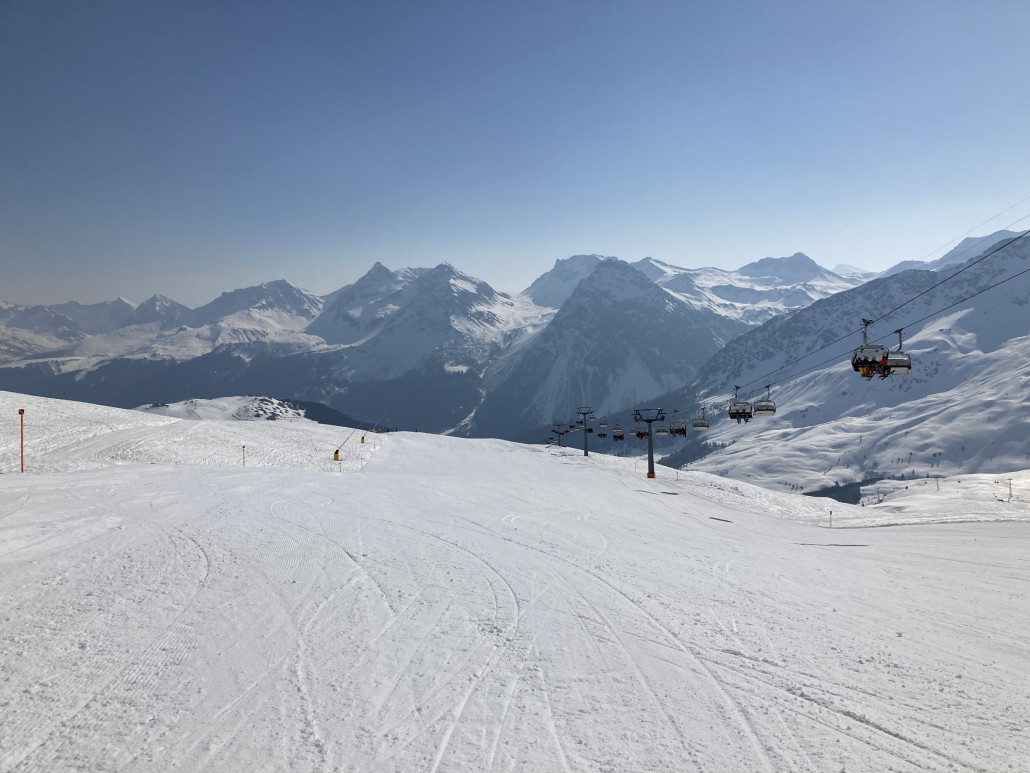 Nach drei Fahrten am Hörnli wurde es uns dort einerseits zu voll und andererseits wollten wir andere Pisten fahren. Hier auf der sehr flachen und breiten Nummer 6 entlang des Plattenhorns.
