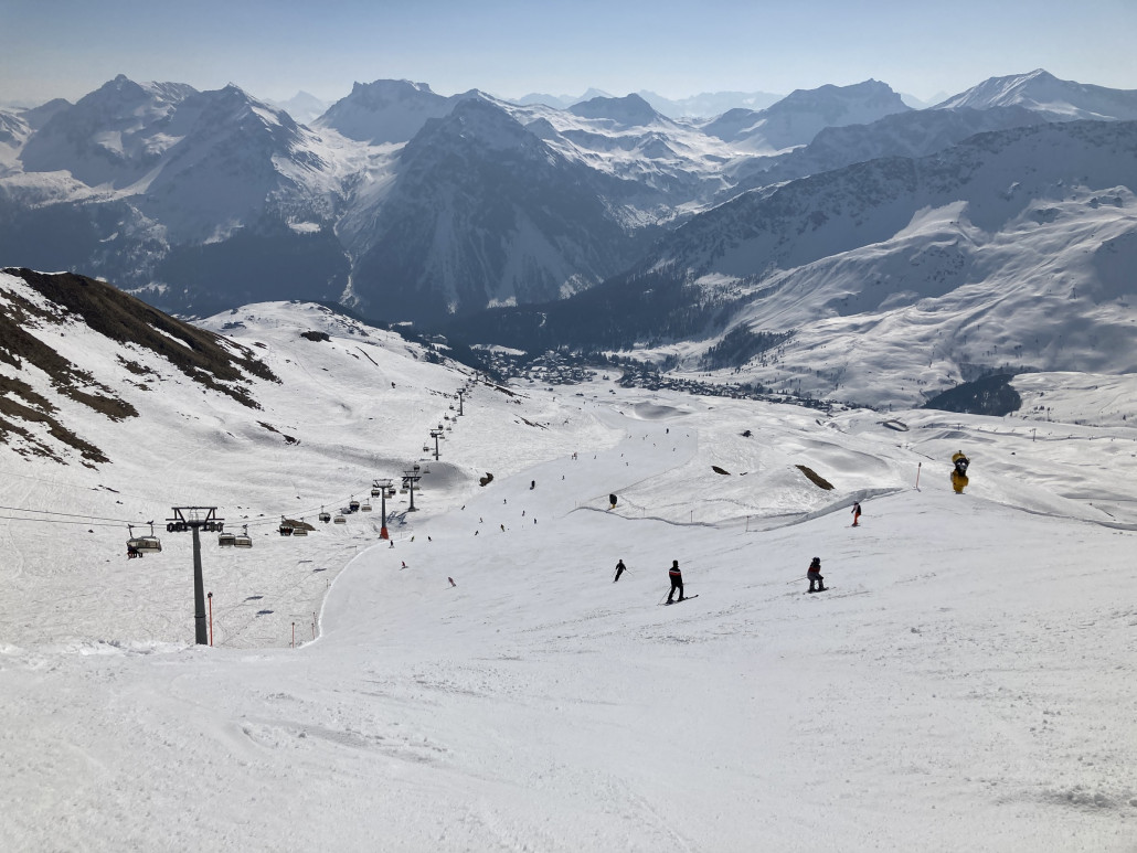 Piste 9 am Sessellift Carmenna. Wir erwischten die Piste gerade zu einem Zeitpunkt, in dem noch nicht alles vollständig aufgeweicht und verbuckelt war. Wie auf dem Foto zu erahnen ist, wurde es im Gebiet voll. Anstehen mussten wir aber nie wirklich lange, am Carmenna einmal etwa fünf Minuten, sonst meistens deutlich weniger. Auch hatten wir immer wieder einen Sessel für uns alleine.