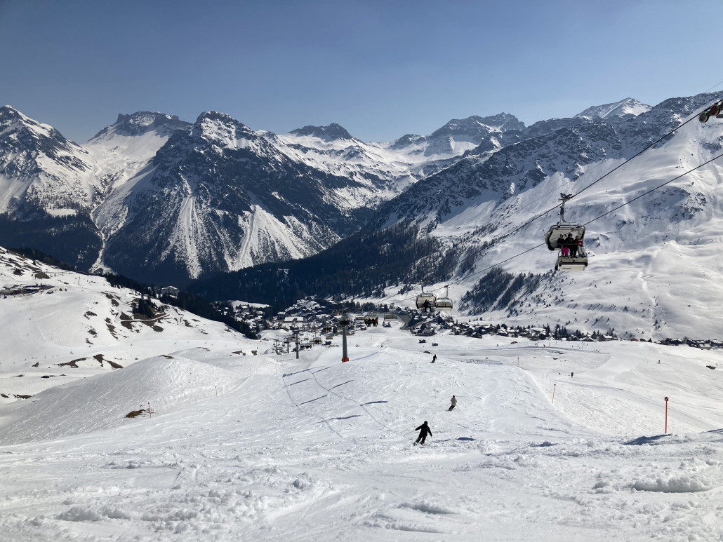 Äusserst weiche Angelegenheit an der unteren Sektion Carmenna. Bei solchen Bedingungen kommt Wakeboard-Feeling auf (obwohl ich noch nie Wakeboard gefahren bin...). Generell waren die meisten Pisten in Arosa ziemlich flüssig, bis auf jene am Hörnli, diese hielten sich Dank der Exposition erwartungsgemäss besser.