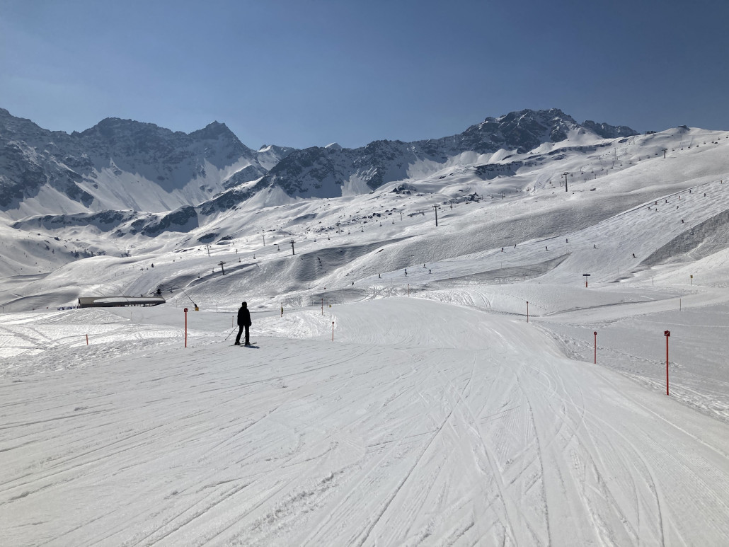 Blick zur Sesselbahn Plattenhorn. Nach dem Mittag haben sich die morgendlichen Warteschlangen vor den Liften weitestgehend in Luft aufgelöst.