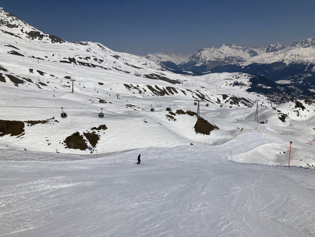 Sonnenabgewandte Pistenabschnitte sind auch nachmittags ziemlich hart und dadurch komplett anders zu fahren als die aufgeweichten Abfahrten. Im Bild die 2a.