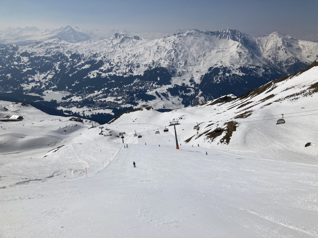 Urdenfürggli. Zu meiner (freudigen) Überraschung um 13:30 Uhr in gutem Zustand. Lediglich der erste Hang unmittelbar nach der Bergstation war ramponiert, im weiteren verlauf verhältnismässig hart.