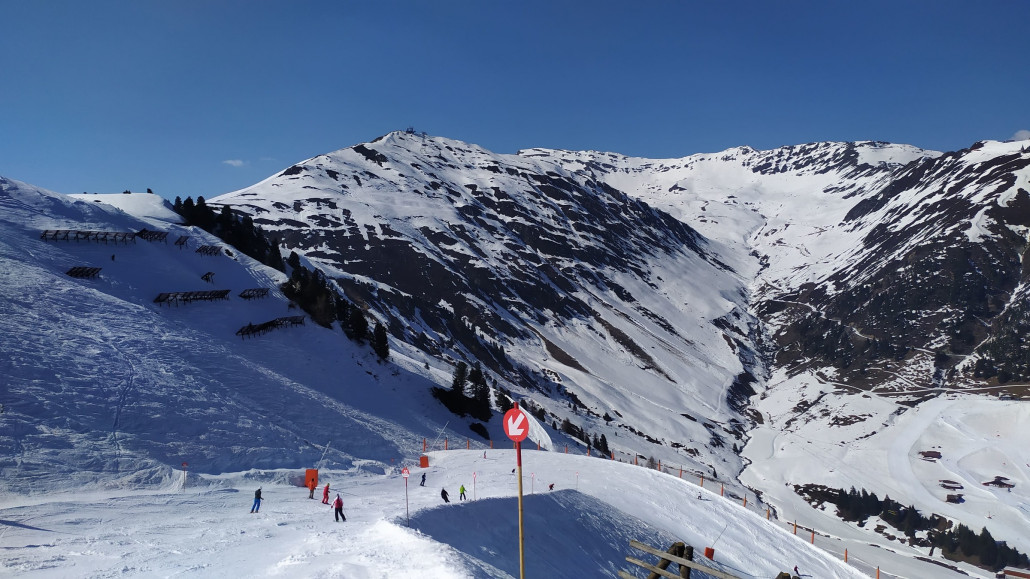 Die Nordhangbahn war dagegen mehr ausgefahren, hier im Hintergrund die 150er Tux