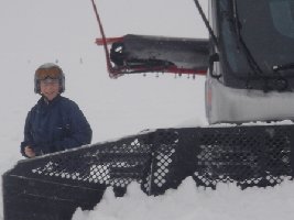ein glücklicher TITLIS (Pädi) steigt aus dem fahrzeug