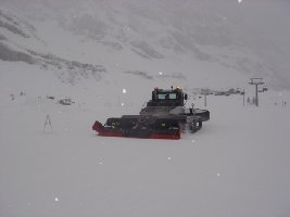 der ging hinter das Iglu Dorf