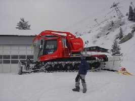 Inspektor Pädi Labhardt inspieziert den Kandahar W genau