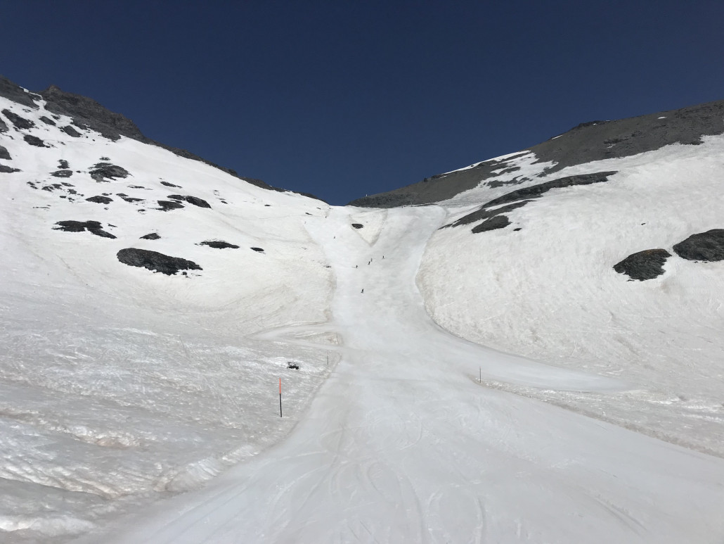 Der Sattel ist eigentlich mehr grau als braun. Die lokalen Schifersteinchen sind schlimmer als der Saharastaub