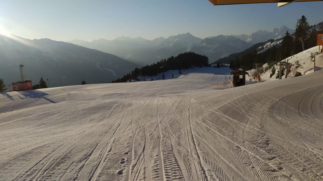 Kurz nach Sonnenaufgang geht das Skifahren los