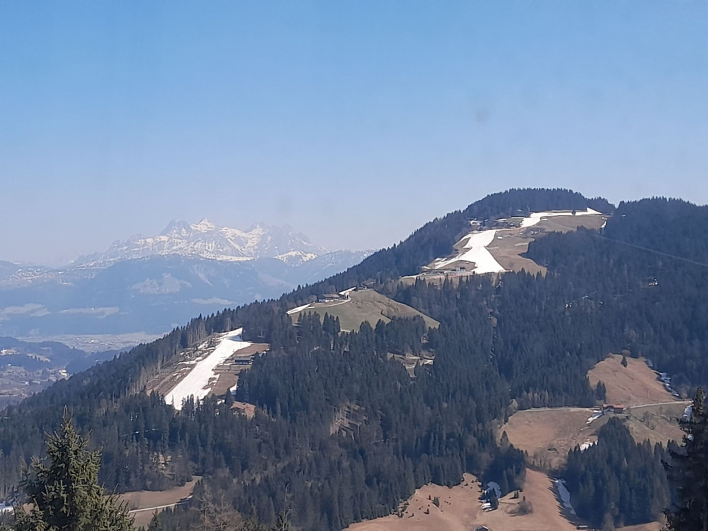 Blick zum Astberg: Seit gestern nicht mehr in Betrieb. Die Piste wurde sehr gut beschneit.