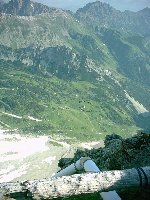 Die Bergstation der Materialseilbahn. Eingekreist die Talstation bei der Oberzalimhütte