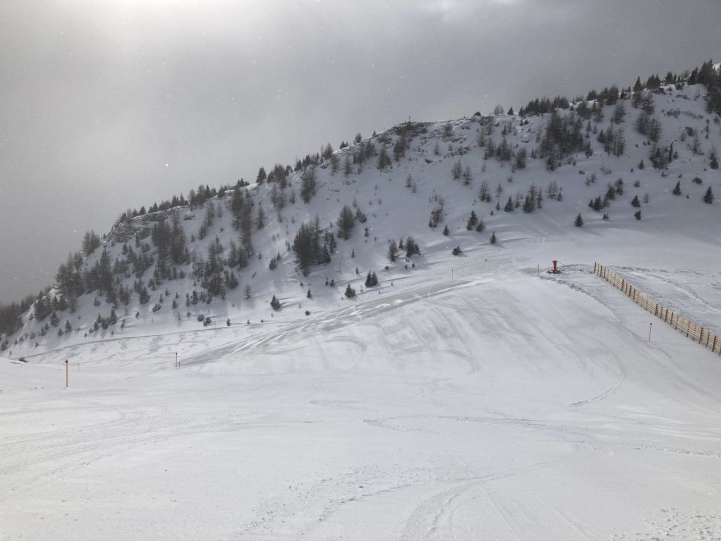 Schäfermulde. Dank des Neuschnees gut zu fahren. Am Nachmittag hatte es aber bereits wieder viel Kies in der Piste.<br />Durch den Triebschnee und den darunter liegenden Saharastaub ergaben sich interessante Muster.