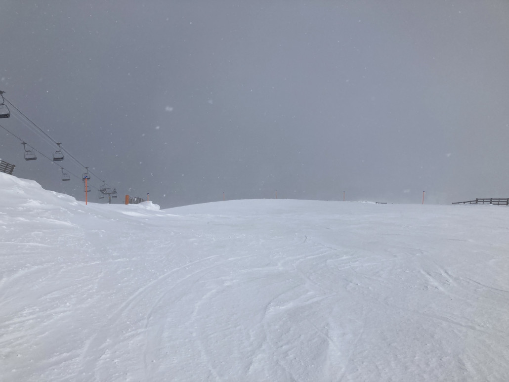 Starthang am Scalottas. Das Foto, aufgenommen um etwa 15 Uhr, ermöglicht anhand des Pistenzustands Rückschlüsse auf den heutigen Andrang...