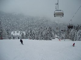 Blick zur Talstation - neue Piste (rechts) - alte Piste (links) (26.12.05)