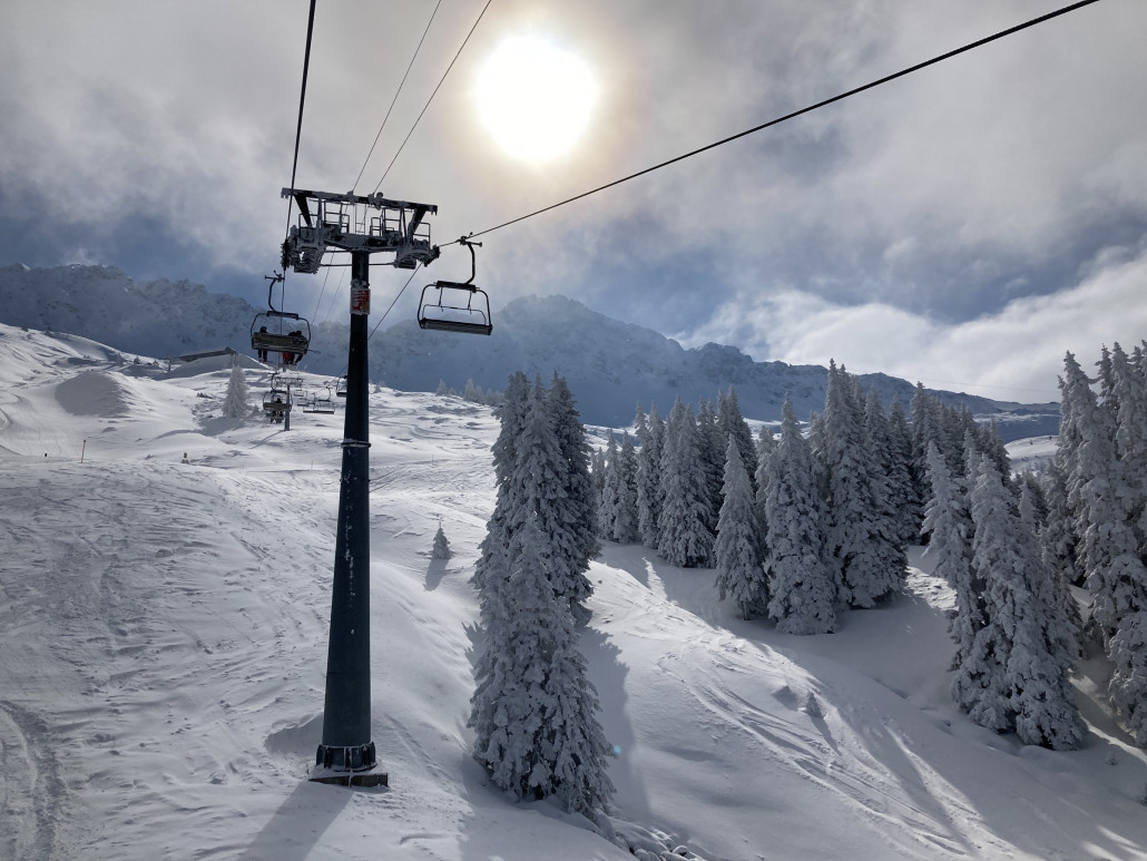 KSB Heimberg mit tiefwinterlicher Landschaft. Die Bäume waren dick eingeschneit beziehungsweise eingeeist.