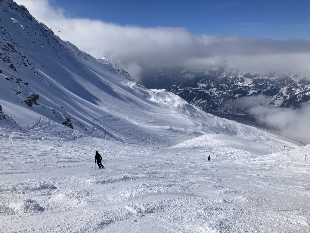 Weisshornmulde. Schon früh zerfahren, dies trotz wenig Leuten.