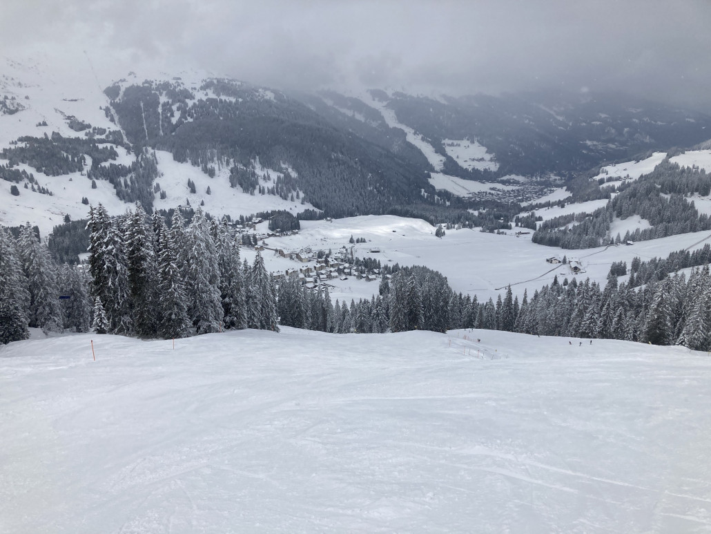Die Hauptabfahrt nach Parpan hingegen gefiel uns derart gut, dass wir diese gleich drei Mal gefahren sind. Und das Tolle: Die Piste wurde von fast niemandem befahren, dadurch hielt sie gut durch. Unter dem Neuschnee spürte man die eisige Unterlage aber bereits wieder ziemlich gut.