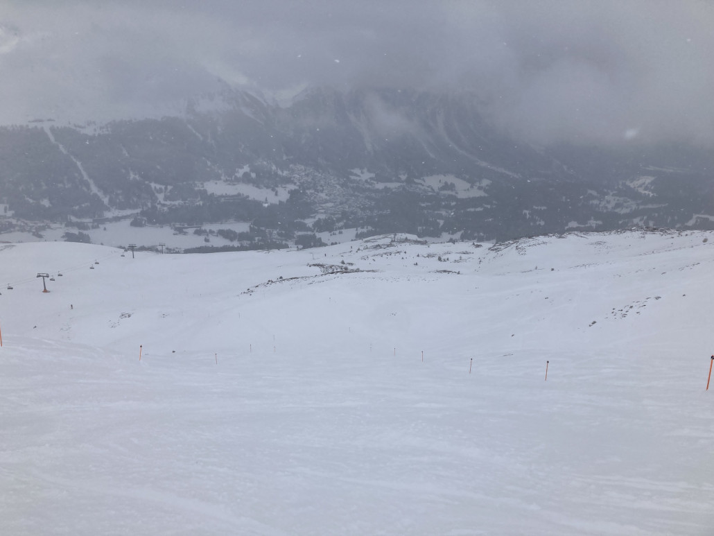 Absolute Leere am Lavozsessel. Hier befinde ich mich auf der 62. Verglichen mit der Ostseite hielten die Pisten in diesem Bereich besser.