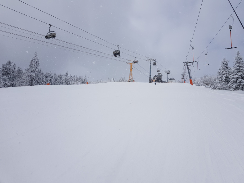 Piste am Höhenlift mit Blick zum Gipfel