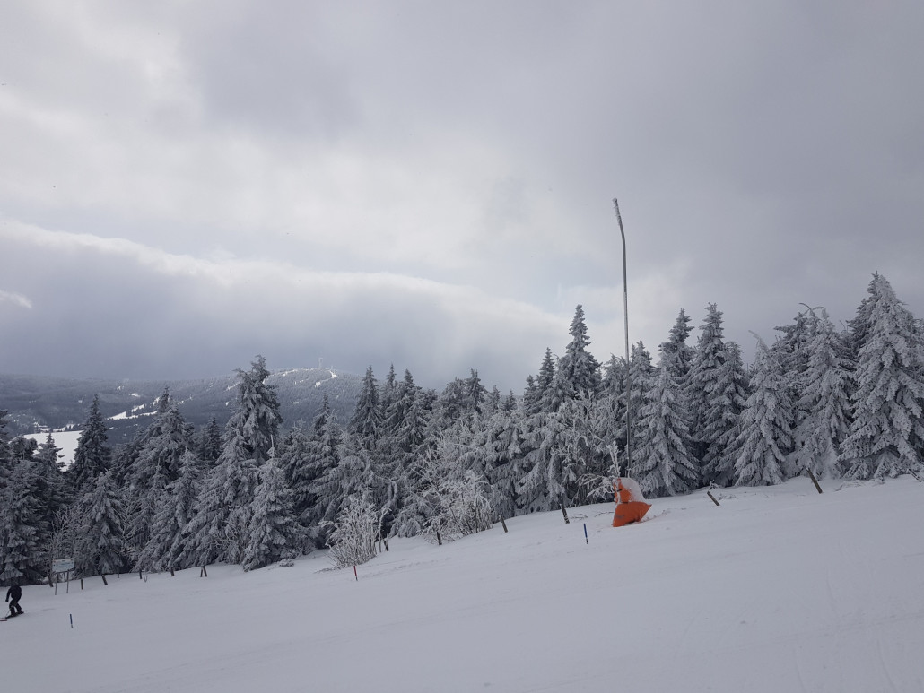 Blick zum Klinovec; Da geht die Saison zumindest noch bis Ostern