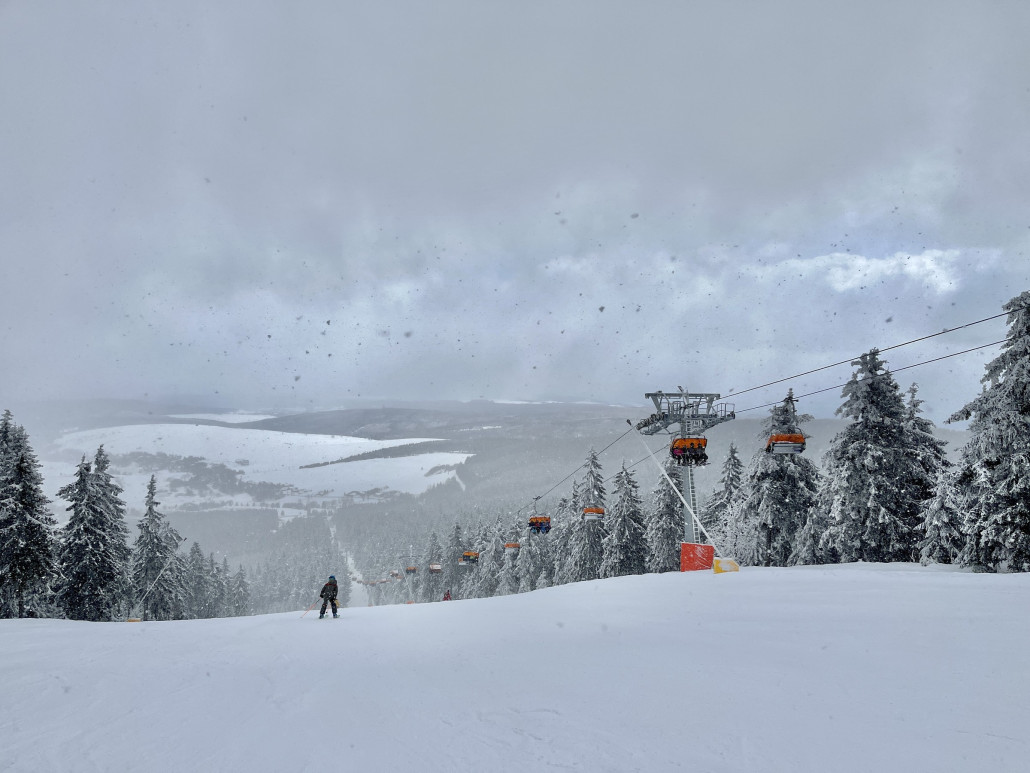 Immer wieder zogen solche Schneeschauer durch, nach 5min war das i.d.R. vorbei und die Sonne kam zurück