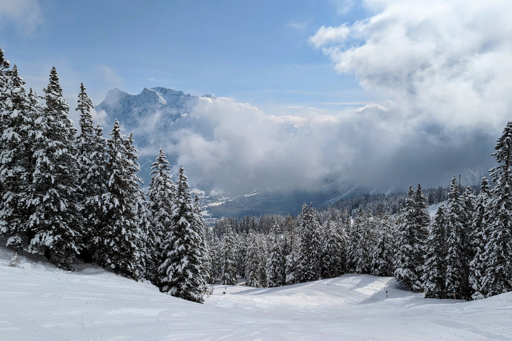 Die Zugspitze blitzt aus den Wolken heraus