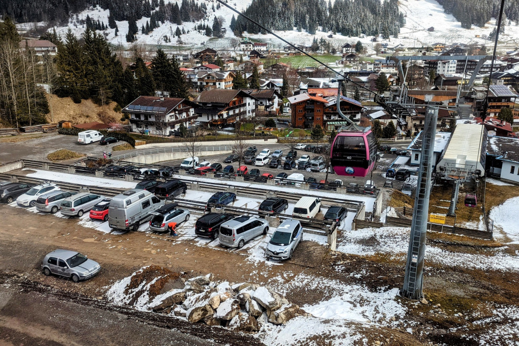 Maximaler Füllstand des Parkplatzes an der Grubig-Bahn gegen 11 Uhr
