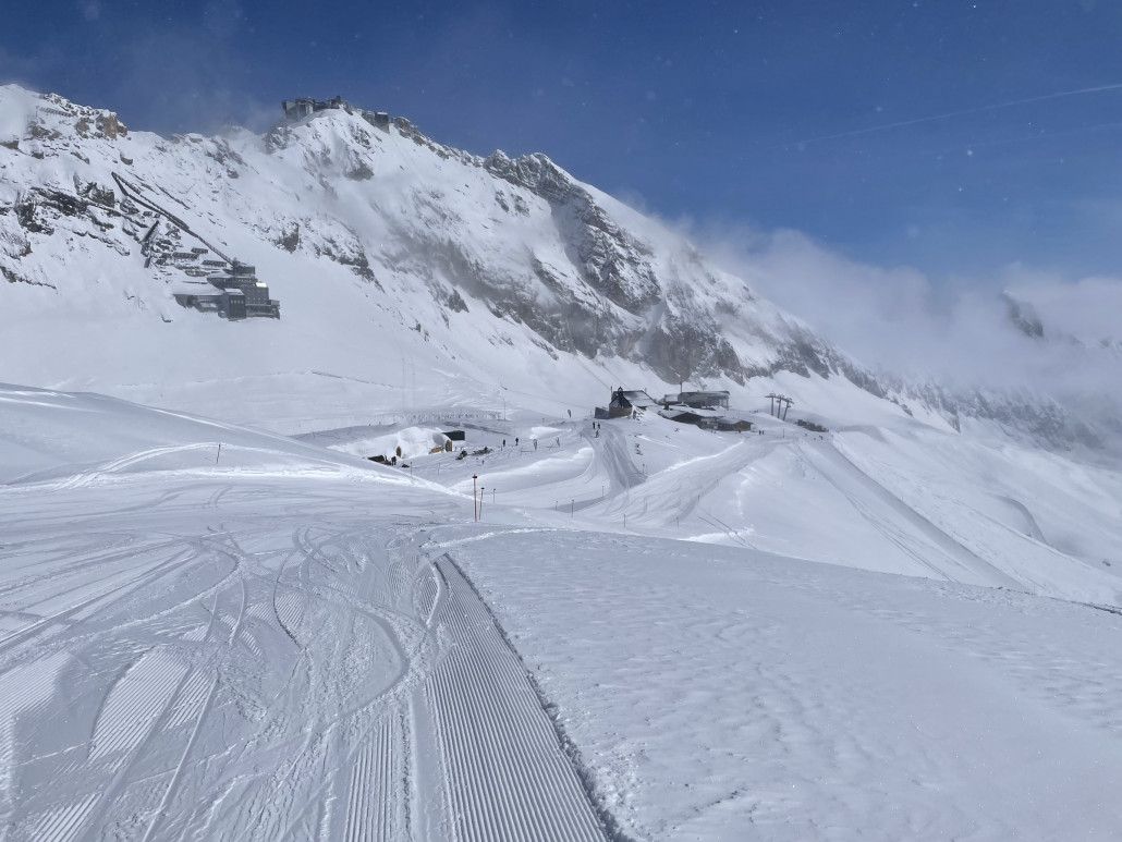 Die Pisten hielten sich tagsüber gut, auch wenn sie natürlich weich waren. Grund: wenig los und gefühlt fuhren 75% der Gäste im Gelände :)
