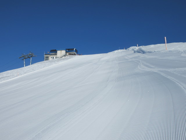 Tscheyeckabfahrt, im Hintergrund die Bergstation des 6-CLD-B Tscheyeck (2.662 m)