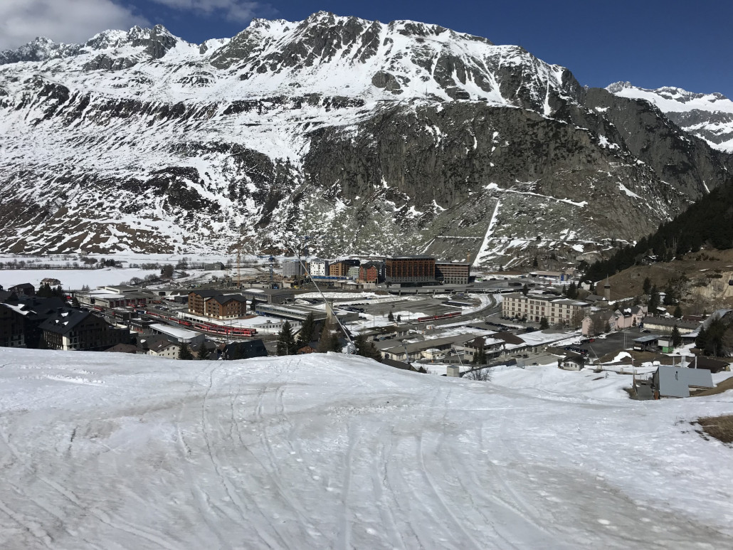 Die Talabfahrt am Nätschen ist zwar geschlossen, aber vom Bus bei der Station Oberwiler kommt man noch bestens zur EUB