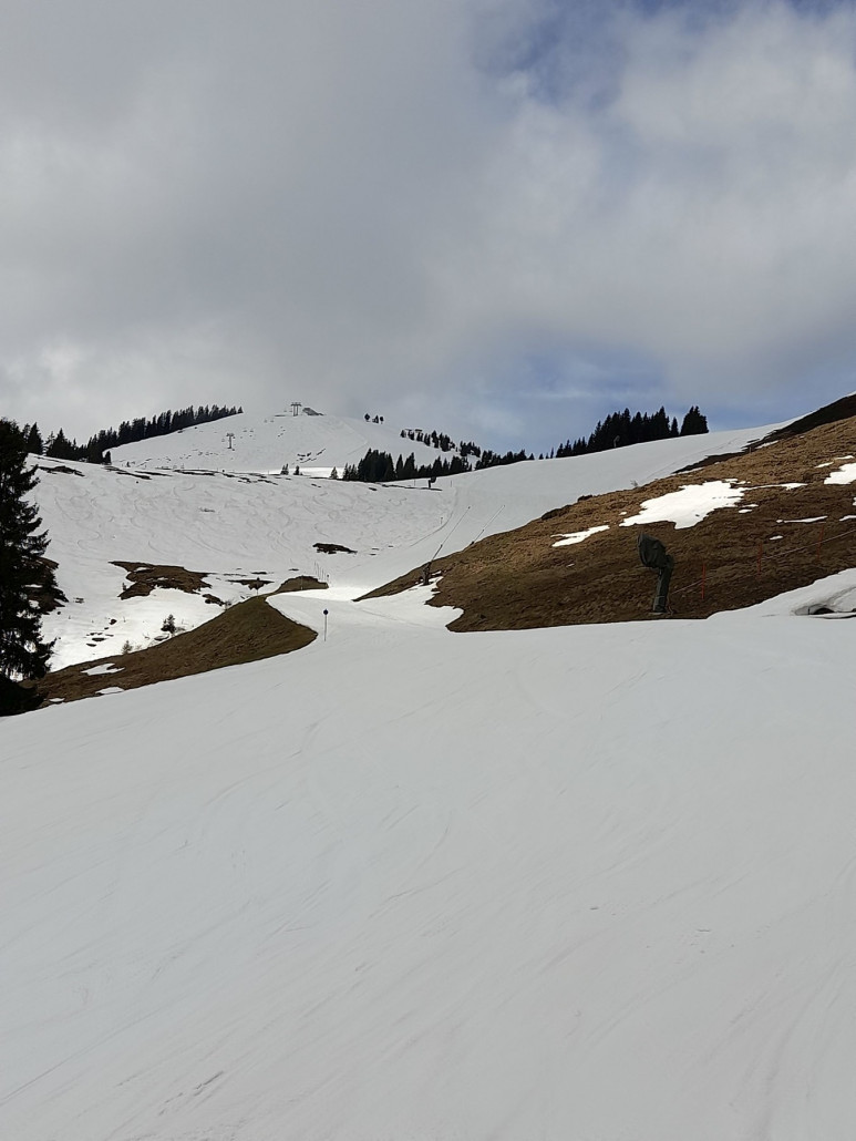 linke Piste Köglbahn, im Hintergrund der Eiberg mit Kummeralmbahn