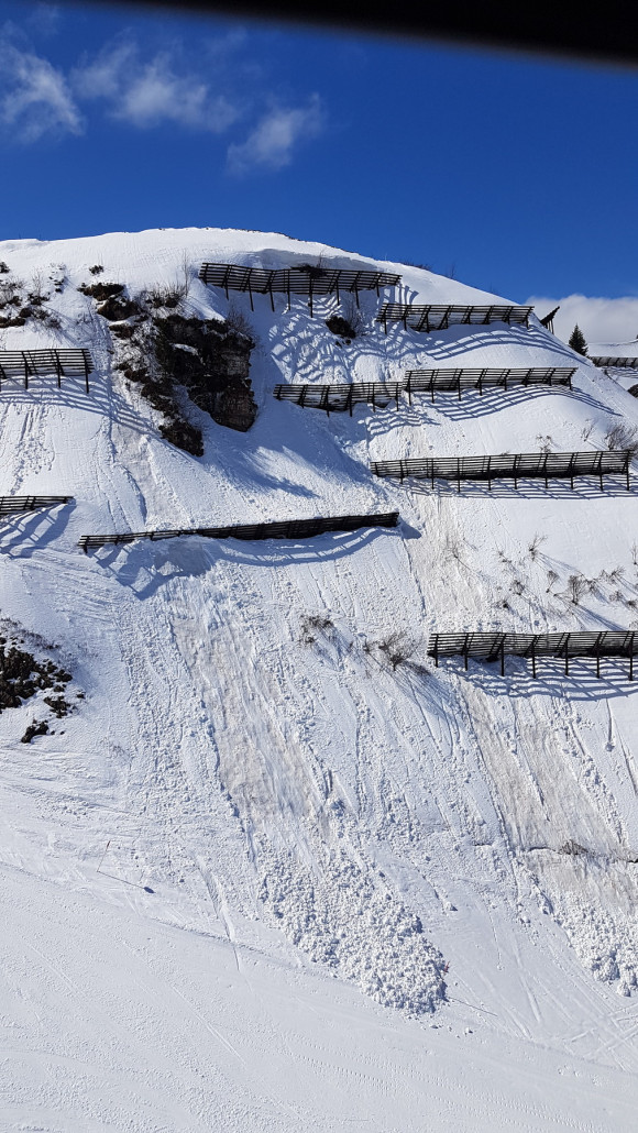 Der Schnee rutscht auf dem Saharasand ab
