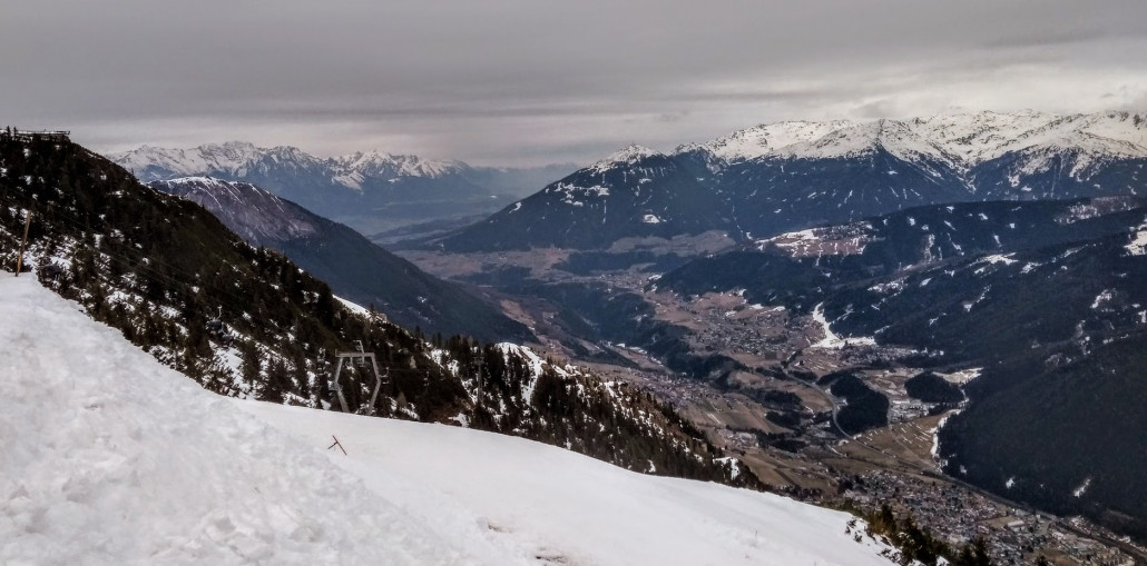 Wir erreichen die Kreuzjochbahn. Knapp unterhalb der Bergstation <br />wird sie von einer einzigartigen Seilbahnstütze getragen.