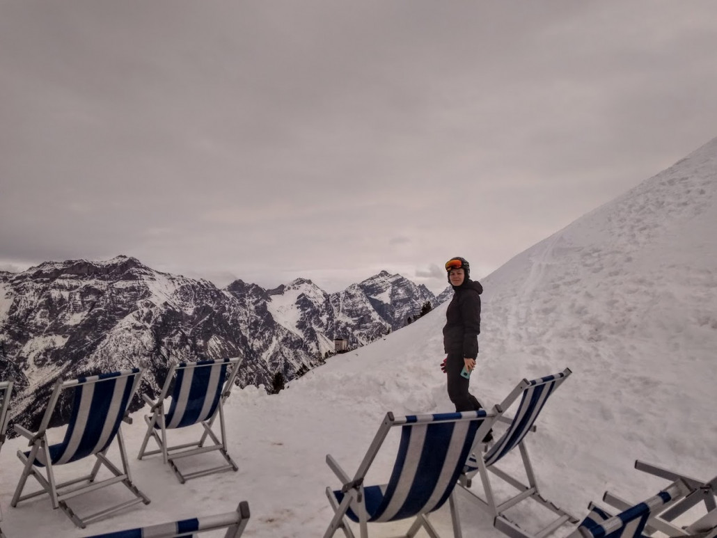 Wenigstens können wir uns hinsetzen, Platz ist genug, <br />die Aussicht auf die Stubaier Alpen ist wunderschön. <br />Nur ein wenig langweilig, die Sonne ist nicht genug.