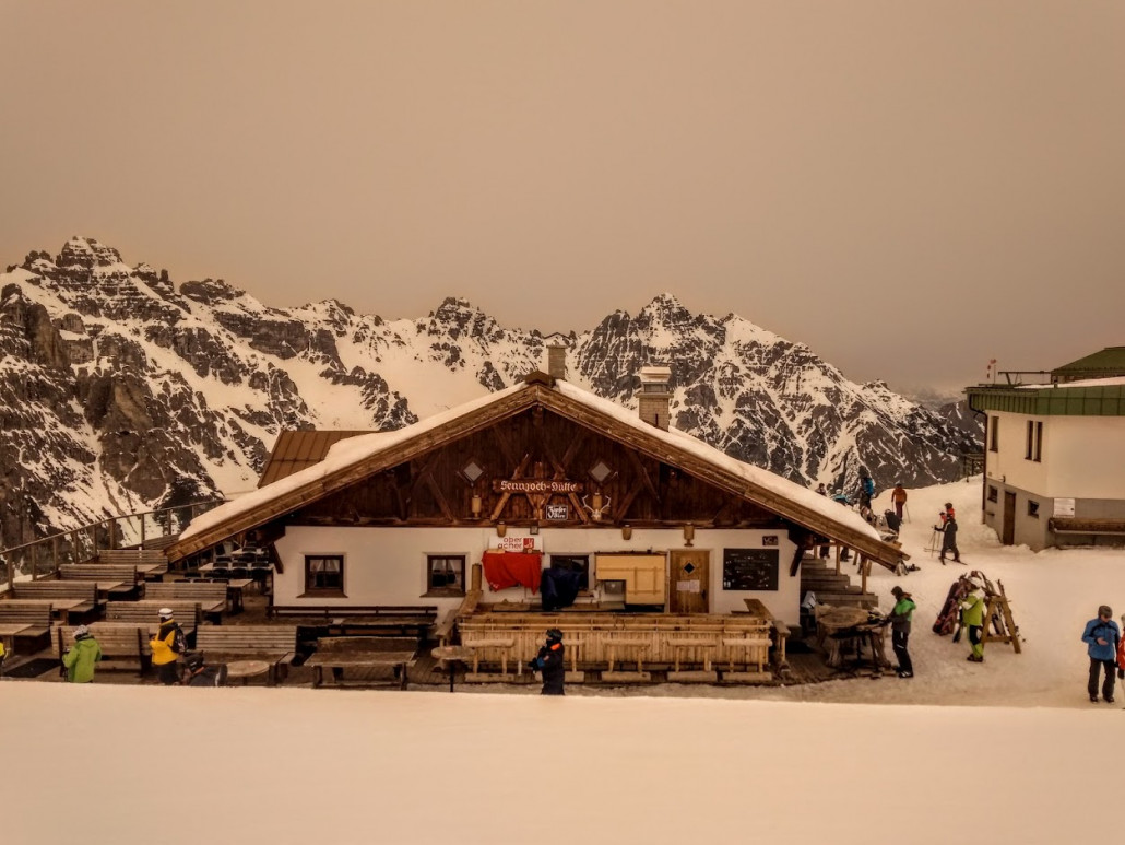 Hier gibt es so gutes Essen, dass man von hier aus <br />auf Skiern seine Geschwindigkeit verdoppeln kann.