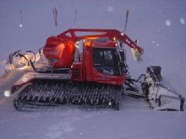 jetzt musste der Fahrer das Windenseil abmachen (Das war im Fundament des Ice Flyer verankert)