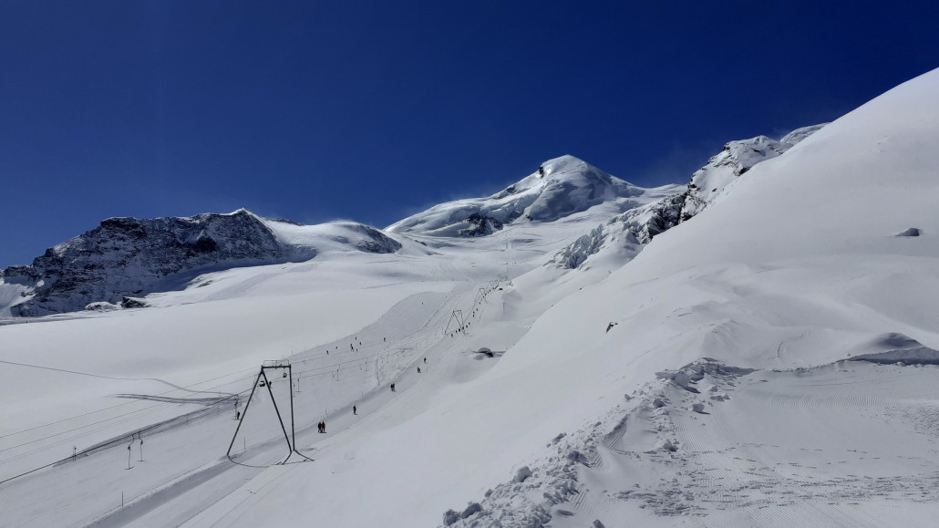 Blick von der Bergstation der SB Längfluh Richtung Allalin