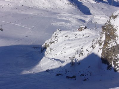 Hier sieht man warum der Schlepplift noch nicht läuft, der riesige Schuthaufen ist auch gut zu sehen.