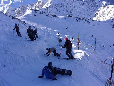 Der Einstieg in den Steilhang ist noch schmal und steinig, an der Bergstation stand ein Bagger.