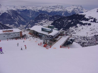 Hier der Einstieg in Les Ruinettes. Man sieht auch wo die Rolltreppe auf dem Dach des Funitel rauskommt. Aus dem Blauen Aufbau.