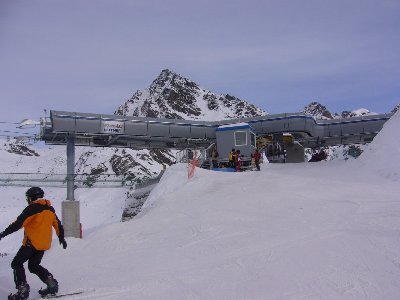 Austieg, rechts vom Haus steigt man aus den Sesseln aus. Links aus der Gondel