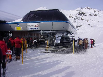 Talstation in La Chaux. Links steigt man in die Sessel ein rechts in die Gondel