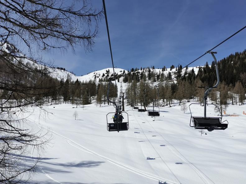 13. Natürlich fahre ich mit der Doppelsesselbahn. Danach gibts noch nen tollen Schlepper..jpg