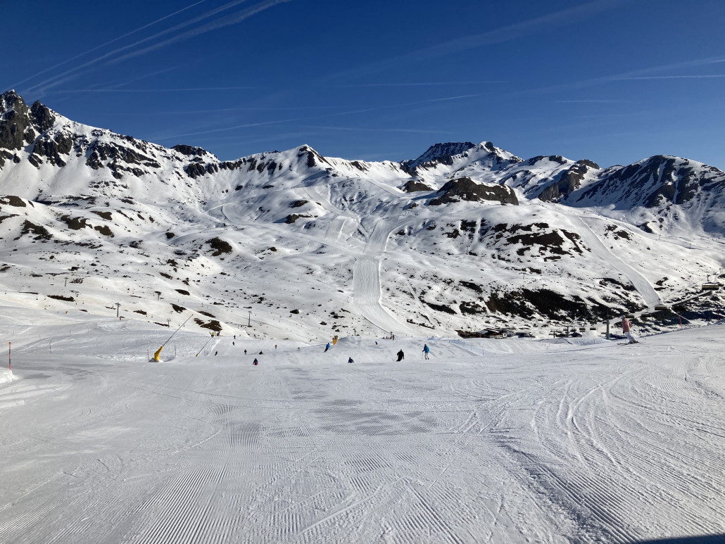 Abfahrt vom Alp Trider Sattel zur Alp Trida. Morgens noch hart und gut bevölkert.