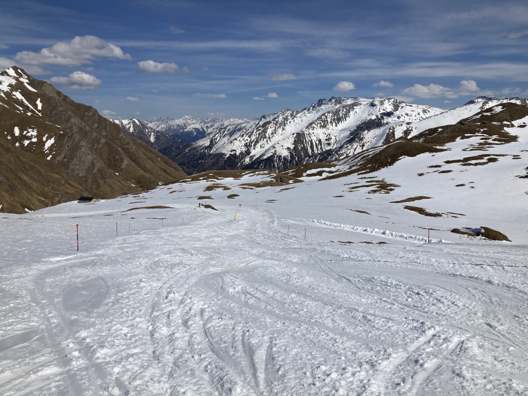 80. Ich hatte diese Stelle deutlich breiter in Erinnerung. Ist dieser Abschnitt tatsächlich schmaler als sonst? Schnee hat es auf alle Fälle nicht mehr viel... Zahlreiche Steine, auch grössere, sind anzutreffen. Und braune Stellen, teilweise kommt bereits der Untergrund hervor,  hat es auch so einige.